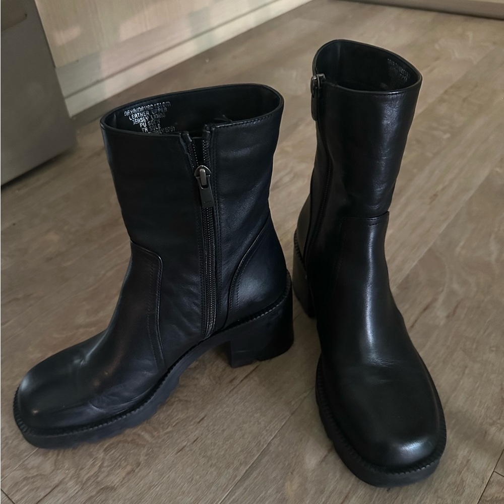 Steve Madden real leather boots size 8 in great condition.